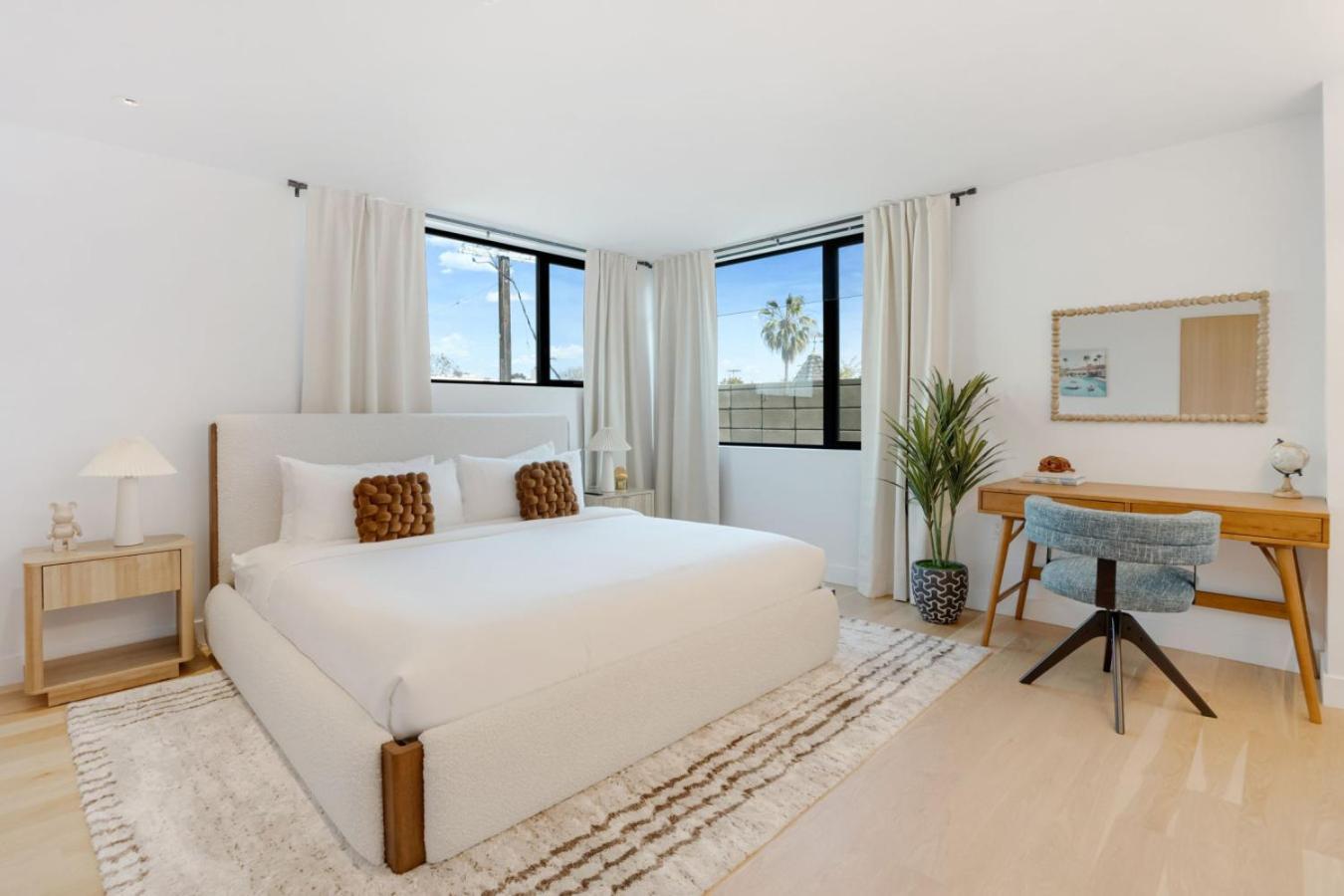 The Santa Monica Sunset - 5k Sq Ft Beachfront Luxury Vakantiehuis